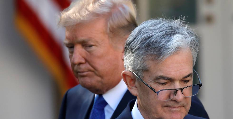 Donald Trump, en 2017, en su primera presidencia de EE UU, observa a Jerome Powell, que acababa de ser elegido presidente de la Fed, en la Casa Blanca. Getty images