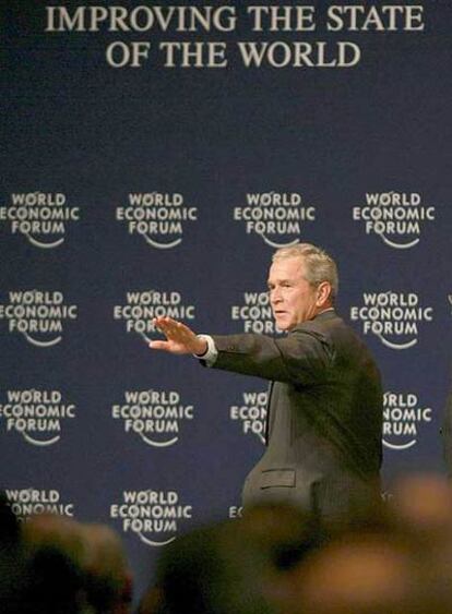 Bush saluda tras su discurso en Sharm el Sheij (Egipto).