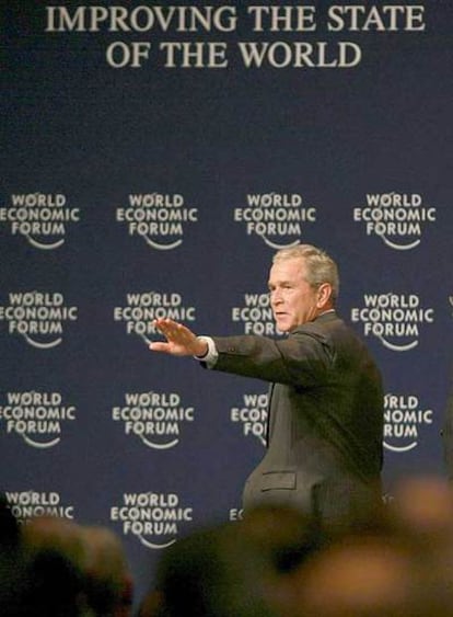 Bush saluda tras su discurso en Sharm el Sheij (Egipto).