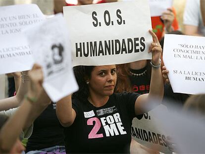 Alumnos de Humanidades se concentran frente a las puertas de la Biblioteca Nacional, en Madrid, el pasado jueves.