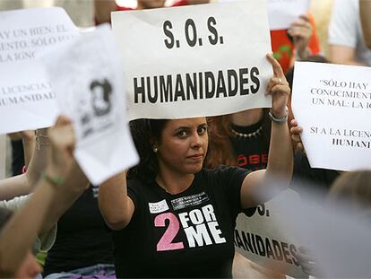 Alumnos de Humanidades se concentran frente a las puertas de la Biblioteca Nacional, en Madrid, el pasado jueves.