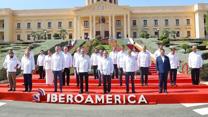 Foto de familia de los mandatarios y asistentes a la XXVIII Cumbre Iberoamericana, que se celebró en abril de 2023 en Santo Domingo. La imagen fue distribuida por el Ministerio de Relaciones Exteriores de República Dominicana.