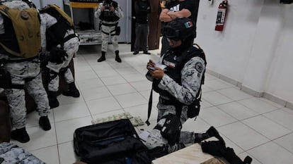 Miembros de la Guardia Nacional inspeccionan las maletas donde fueron encontrados este martes más de 50 mil dólares en un cuartel de Tepatitlán (Jalisco).
