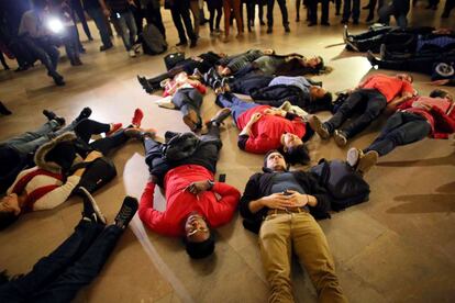 Poco después de la decisión del jurado, cientos de personas se congregaron en distintos puntos de la ciudad. Además de los que se han tumbado en la Estación Central, se han concentrado otros en Times Square, Union Square y el Rockefeller Center.