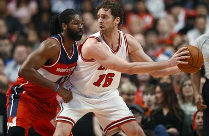 Pau Gasol, con el balón, ante Nene.