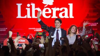 Justin Trudeau saluda, junto a su mujer, Sophie Gregoire-Trudeau, a sus simpatizantes al conocer su victoria electoral. 