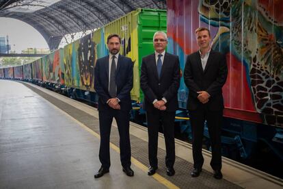 El presidente de Renfe,Isaías Táboas (centro), flanqueado por el membro del comité de Transfesa, Samuel Nevado (izquierda), ty el director de Captrain, Pau Filella (derecha, presentando el tren Noé en Barcelona en septiembre de 2019.