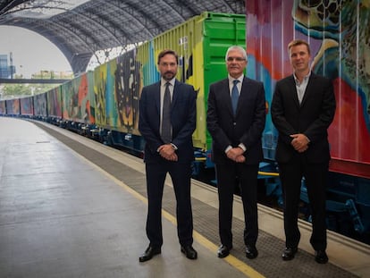 El presidente de Renfe,Isaías Táboas (centro), flanqueado por el membro del comité de Transfesa, Samuel Nevado (izquierda), ty el director de Captrain, Pau Filella (derecha, presentando el tren Noé en Barcelona en septiembre de 2019. 