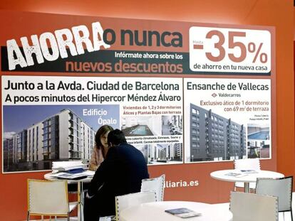 Un hombre se interesa por una de las ofertas ofrecidas en el Sal&oacute;n Inmobiliario Internacional de Madrid (SIMA).  