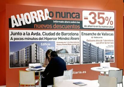 Un hombre se interesa por una de las ofertas ofrecidas en el Salón Inmobiliario Internacional de Madrid (SIMA).