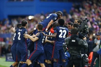 Los jugadores del Atlético de Madrid celebran el segundo gol del equipo madrileño.