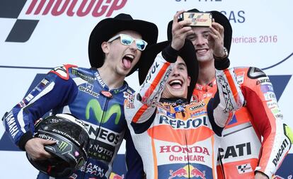 Márquez se hace un 'selfie' con Lorenzo y Iannone.