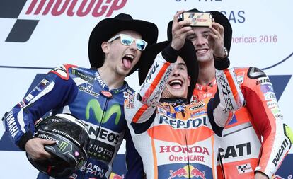 M&aacute;rquez se hace un &#039;selfie&#039; con Lorenzo y Iannone.