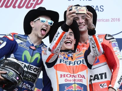 M&aacute;rquez se hace un &#039;selfie&#039; con Lorenzo y Iannone.