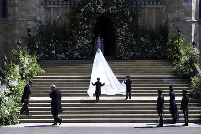 La novia, en la escalinata de Windsor.