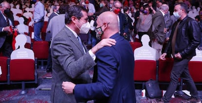 El presidente de CEOE, Antonio Garamendi, (derecha) saludando al secretario general de CC OO, Unai Sordo.