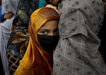 Una niña participa en una protesta contra las restricciones contra el uso del hiyab, este jueves en Calcuta (India), después de que a seis estudiantes de la Universidad Estatal para Mujeres del Primer Grado, en el distrito de Udupi, se les viera revocada la entrada por asistir a las clases con esta prenda musulmana.