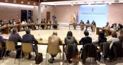 Directores en una reuni&oacute;n con la consejera de Educaci&oacute;n, Mar&iacute;a Jos&eacute; Catal&aacute;, para analizar los contrato-programa