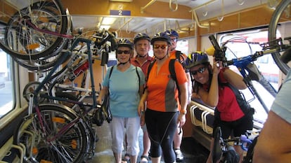 Cicloturistas en uno de los vagones especiales del RadTramper, el tren austriaco que recorre el Danubio.