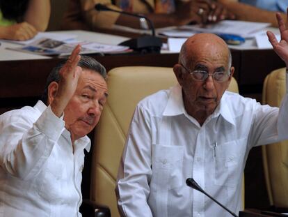 El presidente cubano, Raúl Castro (izquierda), y el vicepresidente primero, José Ramón Machado Ventura, el domingo en el Parlamento.