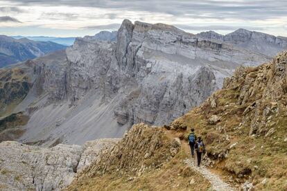 Excursionistas ascienden el pico de la Mesa de los Tres Reyes, que marca el límite entre España y Francia y también entre Navarra y Huesca.