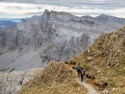 Excursionistas ascienden el pico de la Mesa de los Tres Reyes, que marca el límite entre España y Francia y también entre Navarra y Huesca.