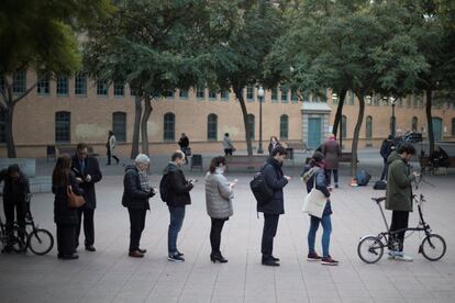 Numerosas personas esperan para votar en las mesas electorales de la Escola Industrial de Barcelona, más de cinco millones y medio de catalanes están llamados a las urnas en esta jornada de elecciones autonómicas.