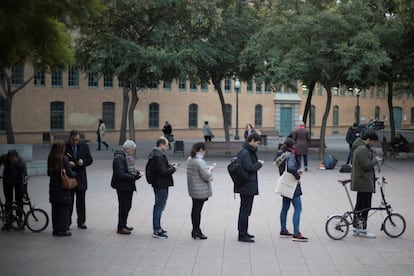 Numerosas personas esperan para votar en las mesas electorales de la Escola Industrial de Barcelona, más de cinco millones y medio de catalanes están llamados a las urnas en esta jornada de elecciones autonómicas.