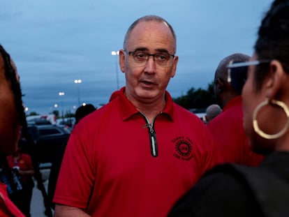 Shawn Fain, presidente del sindicato United Auto Workers, en una imagen de julio en una planta de Sterling Heights, Míchigan.