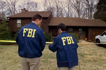 Agentes del FBI, durante una operaci&oacute;n, en una imagen de archivo 