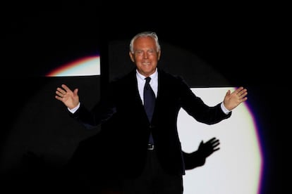 Giorgio Armani es el rey del esmoquin o de la camiseta negra. Pero también un auténtico maestro en el bronceado más imposible que cualquier dermatólogo desaconsejaría.