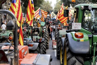 Marcha con tractores en defensa del 1-O convocadas por el sindicato agrario Unió de Pagesos por las calles de Barcelona.