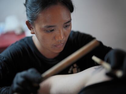 La filipina Grace Palicas solo tiene 27 años, pero mantiene viva una tradición milenaria. Es una de las pocas practicantes auténticas del 'batok', la técnica de tatuaje hecho a mano del pueblo kalinga de Filipinas, y es la encargada de transmitirlo a la siguiente generación.