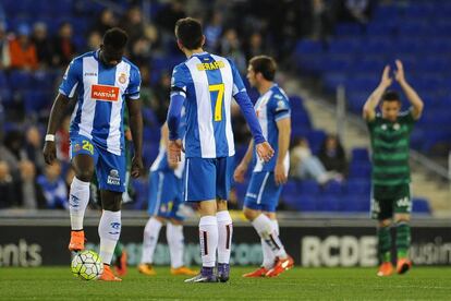 Caicedo y Moreno se disponen a sacar, tras un gol del Betis.