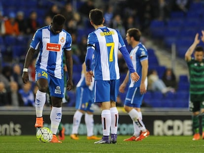 Caicedo y Moreno se disponen a sacar, tras un gol del Betis. 