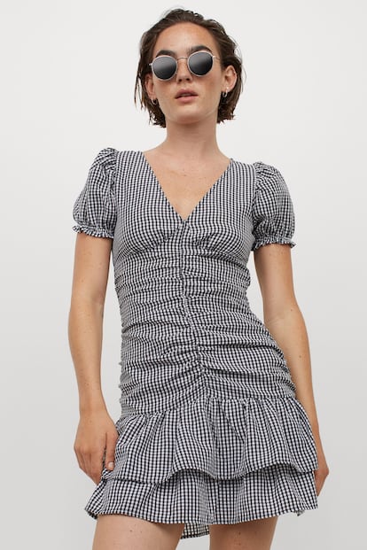 En cuadros vichy, con manga farol y volantes, este vestido de H&M es perfecto para las amantes del estilo boho-chic.

24,99€