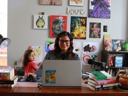 Angela Valverde posa junto a Milena, su hija menor, en su "estudio" de grabación en Abancay, Perú, este noviembre.