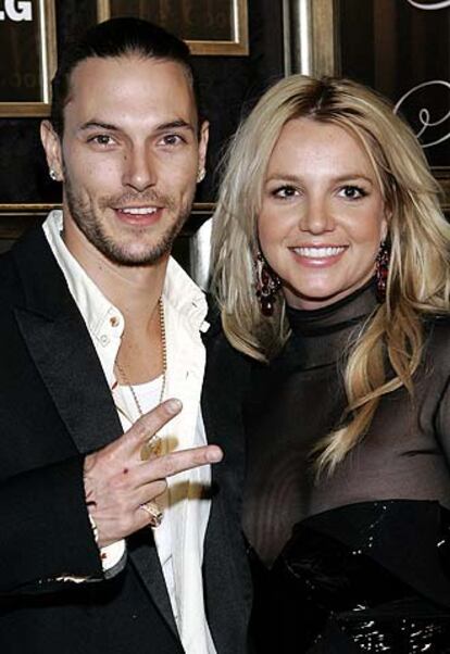 Britney Spears (derecha) y su marido Kevin Federline, el pasado 8 de febrero en Beverly Hills, California.