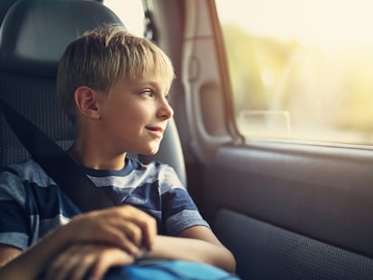 Un niño viaje en un coche.