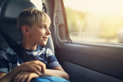 En verano, sobre todo si se viaja con niños, es necesario cubrir los cristales del coche con un parasol.