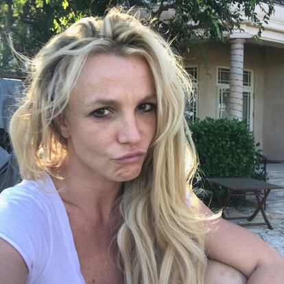 Fotografía en Instagram de Britney Spears en el que la cantante se muestra sin maquillar, en sus palabras, su look de café matinal en casa.