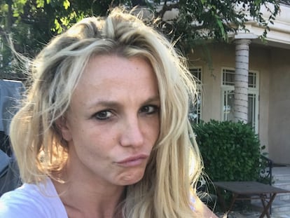 Fotografía en Instagram de Britney Spears en el que la cantante se muestra sin maquillar, en sus palabras, su look de café matinal en casa.
