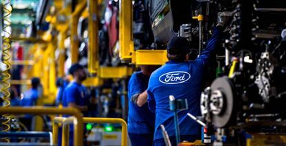 Trabajadores en una línea de ensamblaje de Ford en Almussafes.