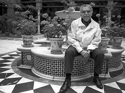 Gabriel García Márquez, sentado en un patio típico sevillano en abril de 1994.