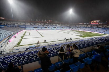  Aspecto que presenta el terreno de juego del estadio de La Romareda tras la nevada caída este viernes en Zaragoza, y que ha obligado a suspender el partido correspondiente a la jornada 23 de Liga de Segunda división entre el Real Zaragoza y el Andorra. 
