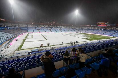 Aspecto que presenta el terreno de juego del estadio de La Romareda tras la nevada caída este viernes en Zaragoza, y que ha obligado a suspender el partido correspondiente a la jornada 23 de Liga de Segunda división entre el Real Zaragoza y el Andorra.