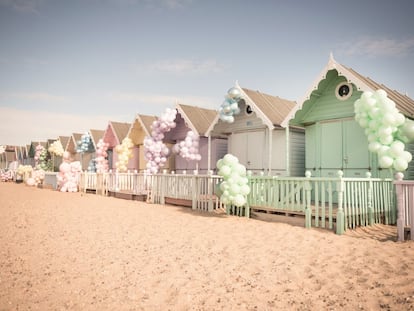 "El humilde globo acaba de experimentar un deslumbrante cambio de imagen, de favorito de las fiestas infantiles a gran atractivo visual de exclusivos eventos organizados por los más prestigiosos influencers”, explica la experta en decoración Emma Beddington en 'The Guardian'.