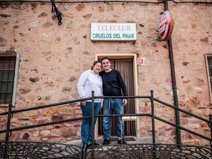 Marieli Orta y Juan Gozzo, una pareja venezolana que se mudó con su hijo de seis años a Ciruelos del Pinar, un pueblo de Guadalajara de 30 habitantes.