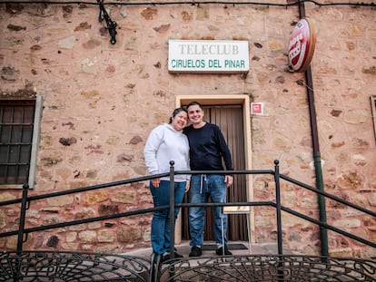 Marieli Orta y Juan Gozzo, una pareja venezolana que se mudó con su hijo de seis años a Ciruelos del Pinar, un pueblo de Guadalajara de 30 habitantes.