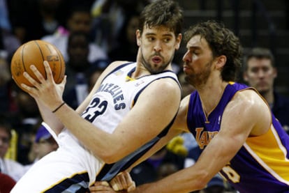 Pau Gasol trata de frenar a su hermano Marc en un Lakers-Grizzlies, en 2010.